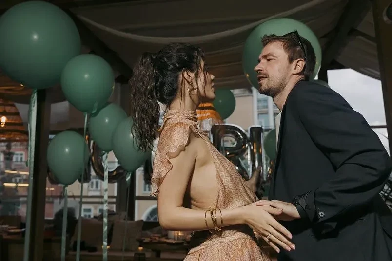 Трендовый торт, танцы и Леонид Ярмольник среди гостей: как жена Александра Петрова отметила 24-летие